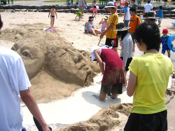 표선해변의 넓은 모래사장과 해안 풍경입니다.