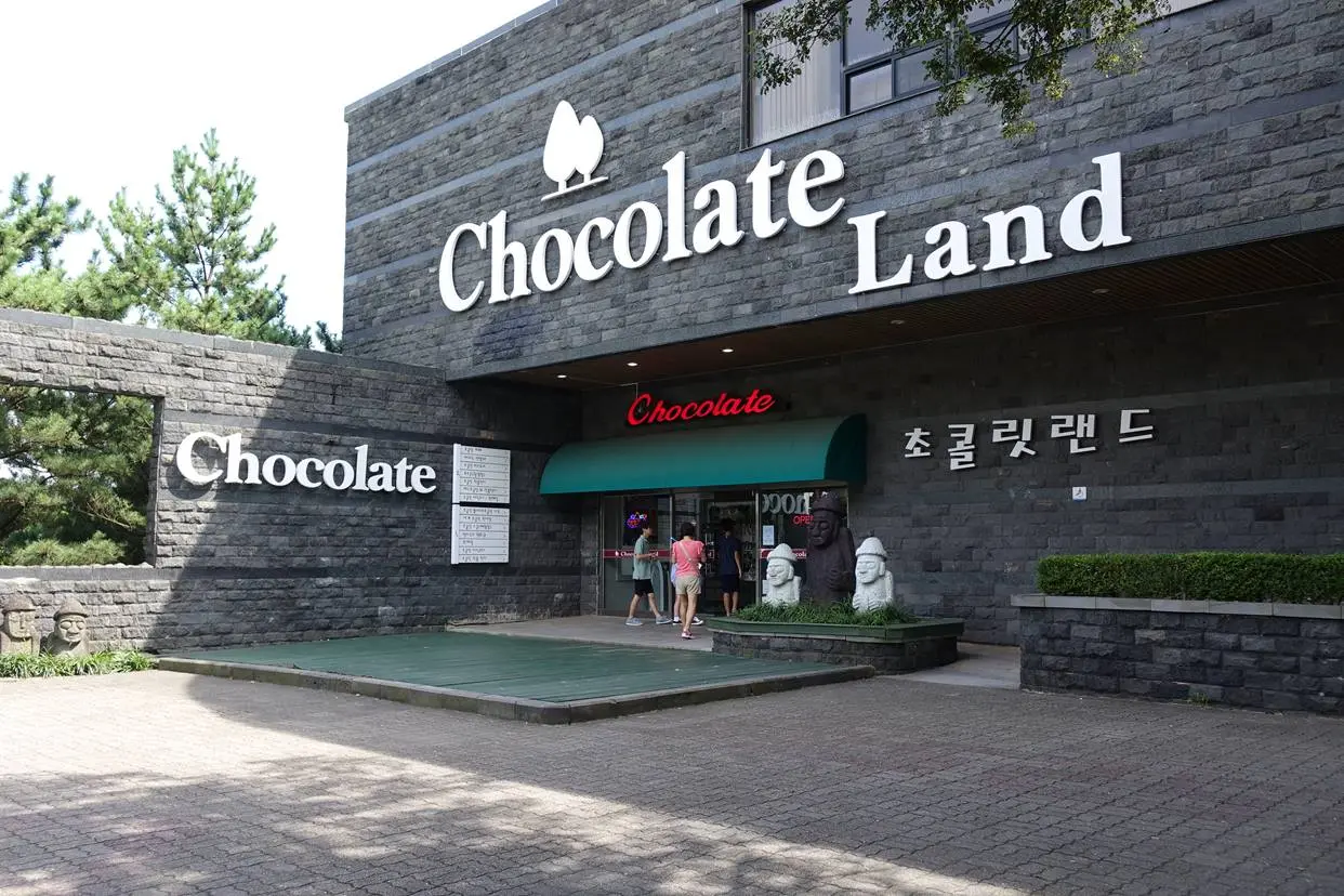 How to Choose an Activity at Chocolate Land in Jungmun Tourist Complex