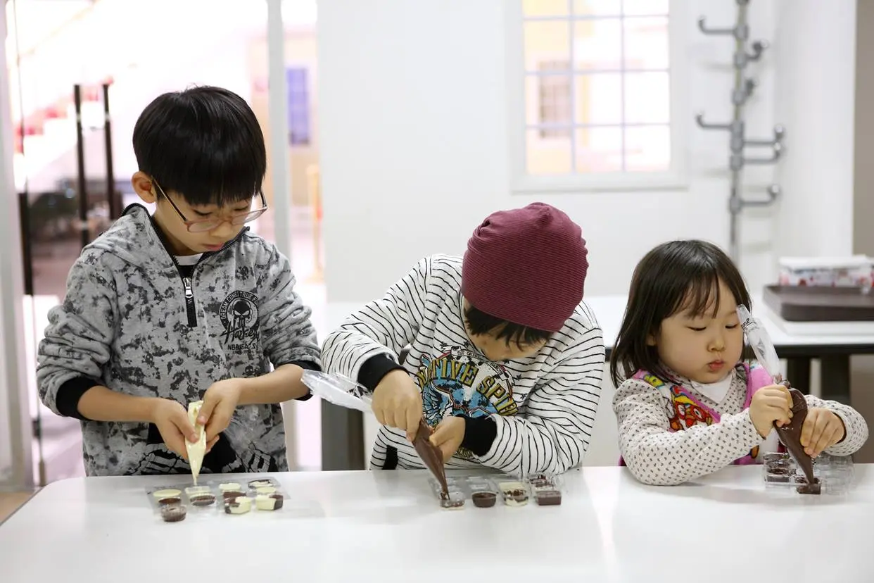 초콜릿 만들기와 관련된 초콜릿랜드 내부 사진입니다.