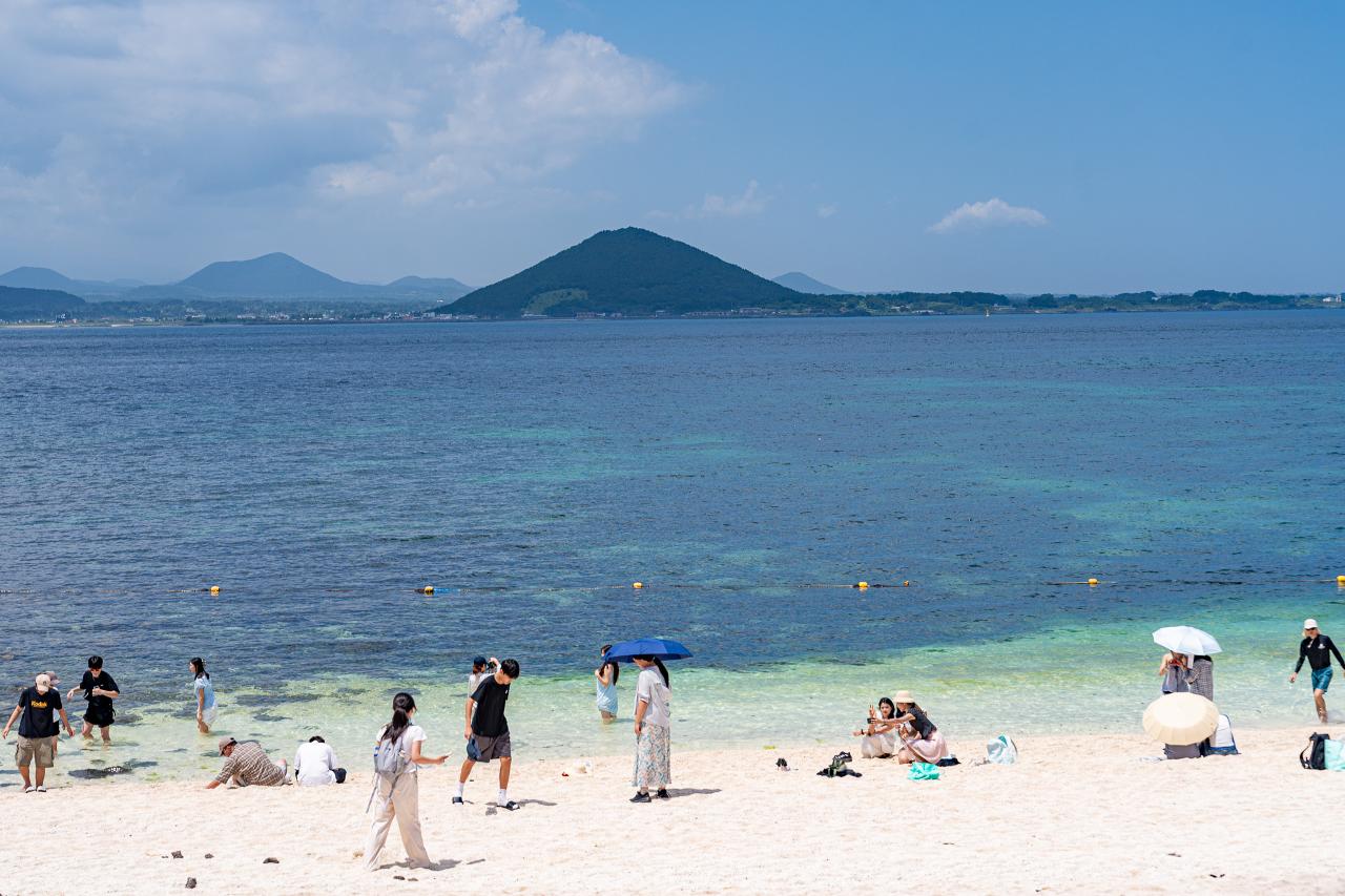성산포항과 우도를 연결하는 여행 동선을 보여 주는 제주 우도 풍경입니다.