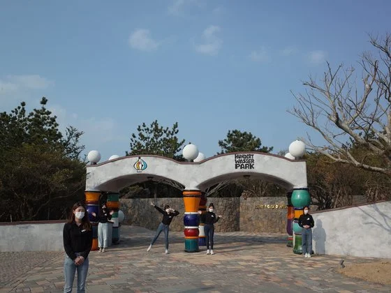 훈데르트바서파크 입구에서 전시 공간으로 들어가는 모습을 담은 사진입니다.