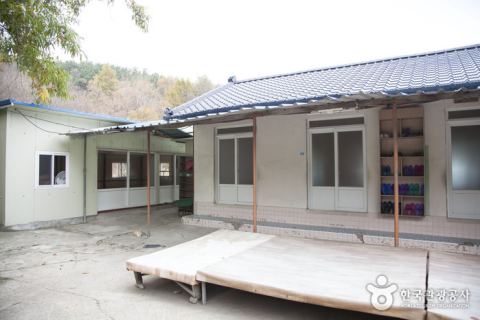 금정산성마을 음식점 가운데 성안집의 외관을 보여주는 사진입니다.