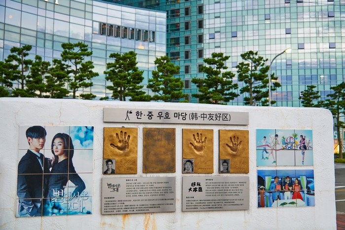 영화 포스터와 장면을 감상할 수 있는 부산 영화의 거리입니다.