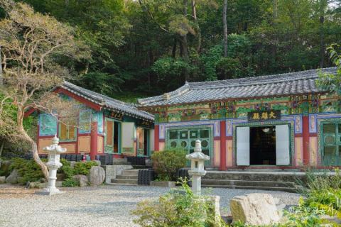 부산 기장 월명사 경내를 보여 주는 현장 사진입니다.