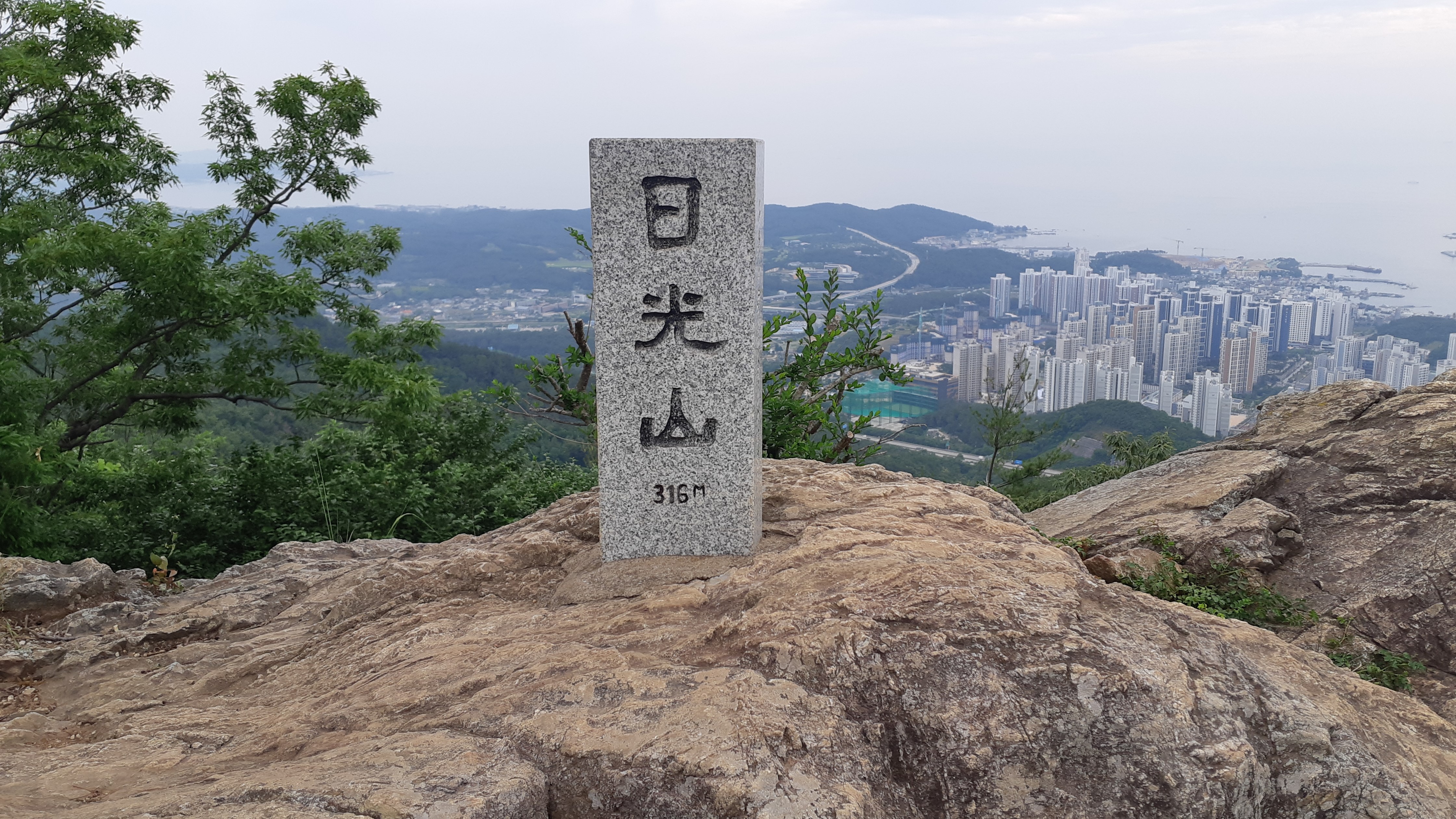 월명사로 이어지는 산자락과 주변 길을 담은 사진입니다.