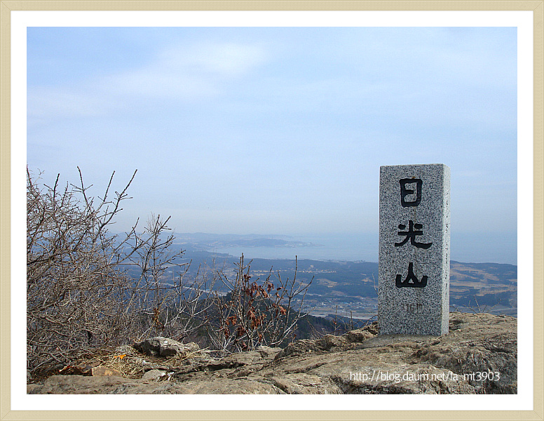 일광산 산책로와 월명사 주변 지형을 보여 주는 사진입니다.