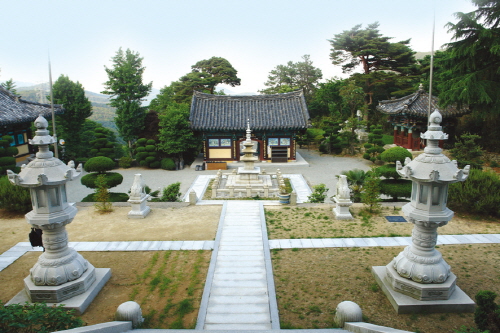 안적사 대웅전과 주변 전각을 살펴볼 수 있는 사찰 풍경입니다.