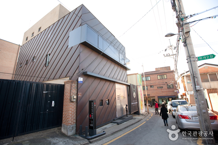 세계장신구박물관 전시 공간의 분위기를 보여주는 사진입니다.
