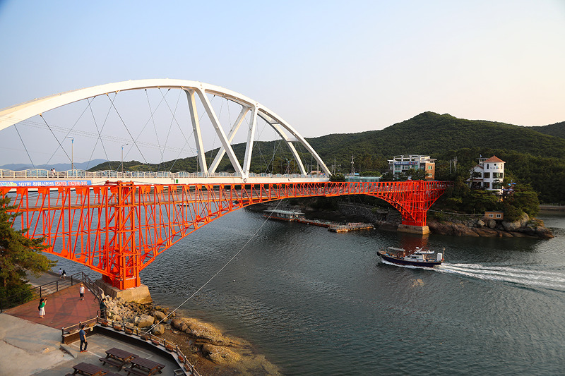 철제 교량 중앙의 투명 바닥 구간을 보여주는 모습입니다.