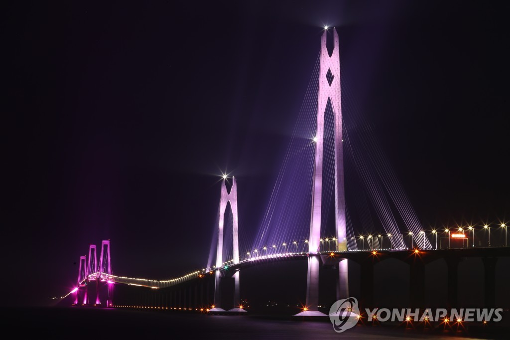 신안 천사대교와 다도해 풍경을 함께 보여주는 사진입니다.
