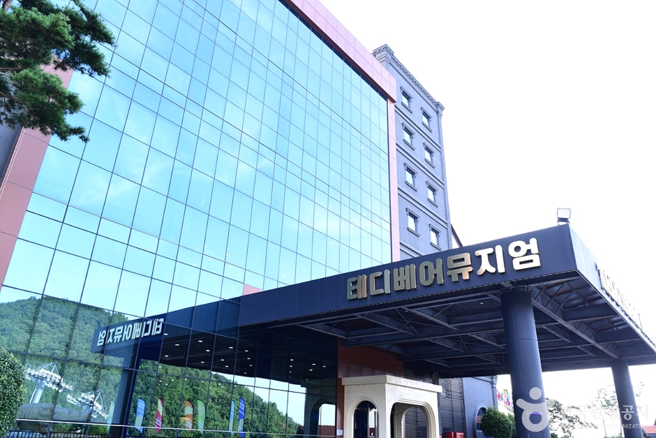 테디베어 캐릭터가 연출된 여수테디베어뮤지엄 전시입니다.