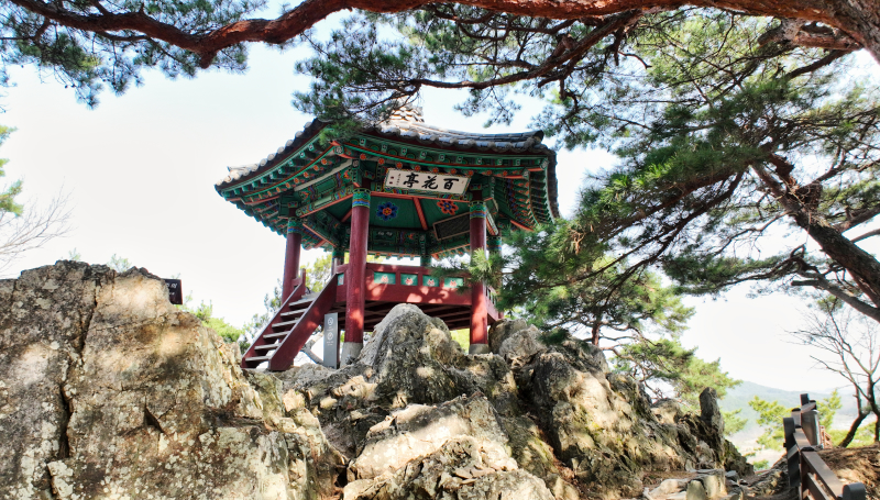 부소산성 입구와 산성 숲길의 모습을 보여주는 사진입니다.