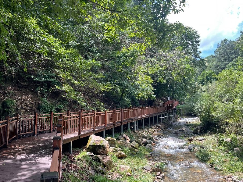 수리산도립공원 주차장과 탐방 시작 지점을 보여 주는 사진입니다.