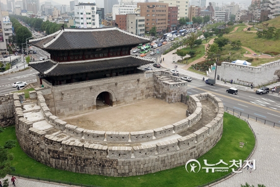 Heunginjimun (Dongdaemun Gate)