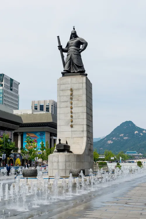 Statue of Admiral Yi Sun-sin (Chungmugong)