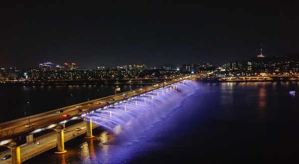 Banpo Bridge Moonlight Rainbow Fountain