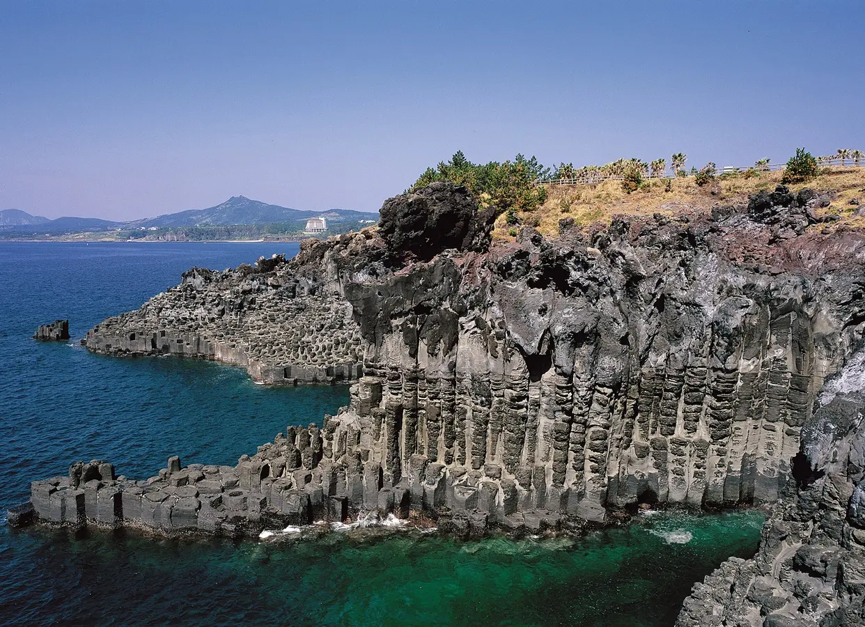 Daepo Jusangjeolli Cliff