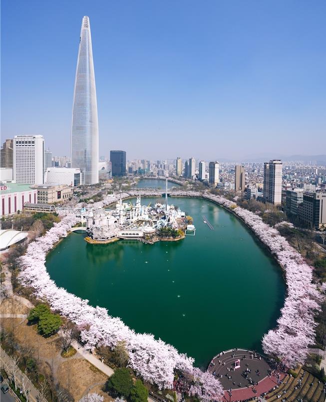 Seokchon Lake