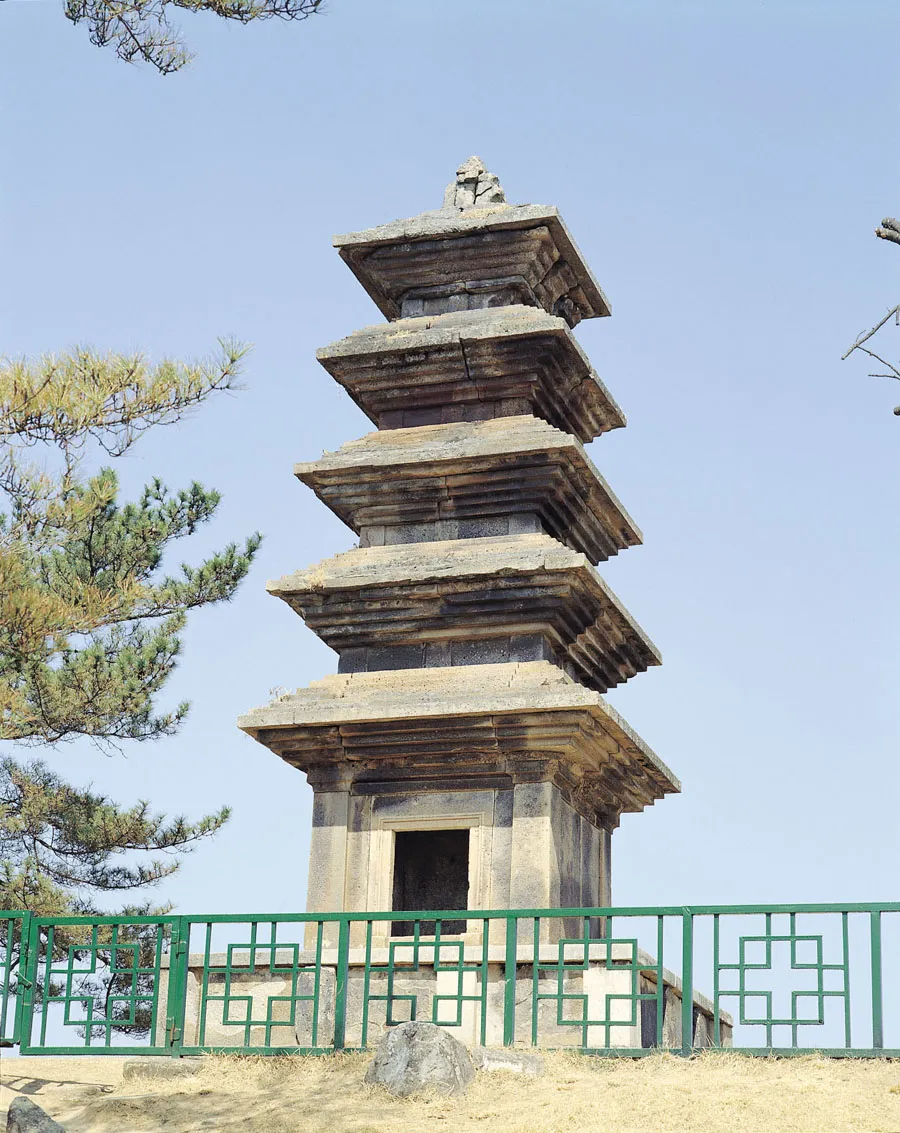 Tap-ri-ri Three-story Stone Pagoda