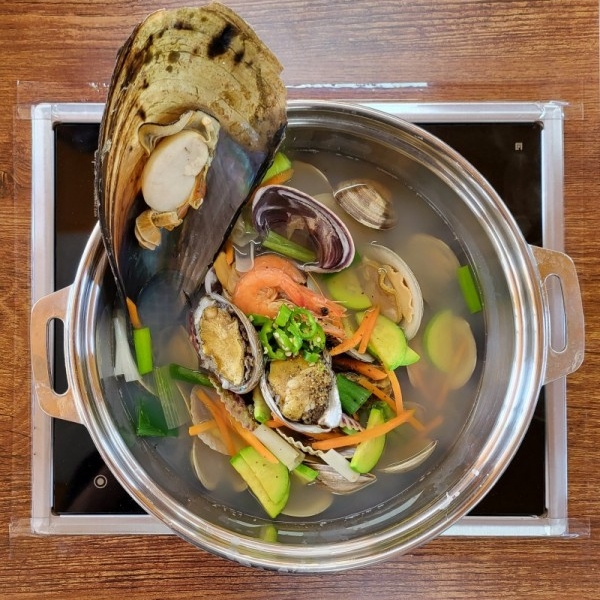 Hwanggeumson Seafood Kalguksu – Muuido Branch