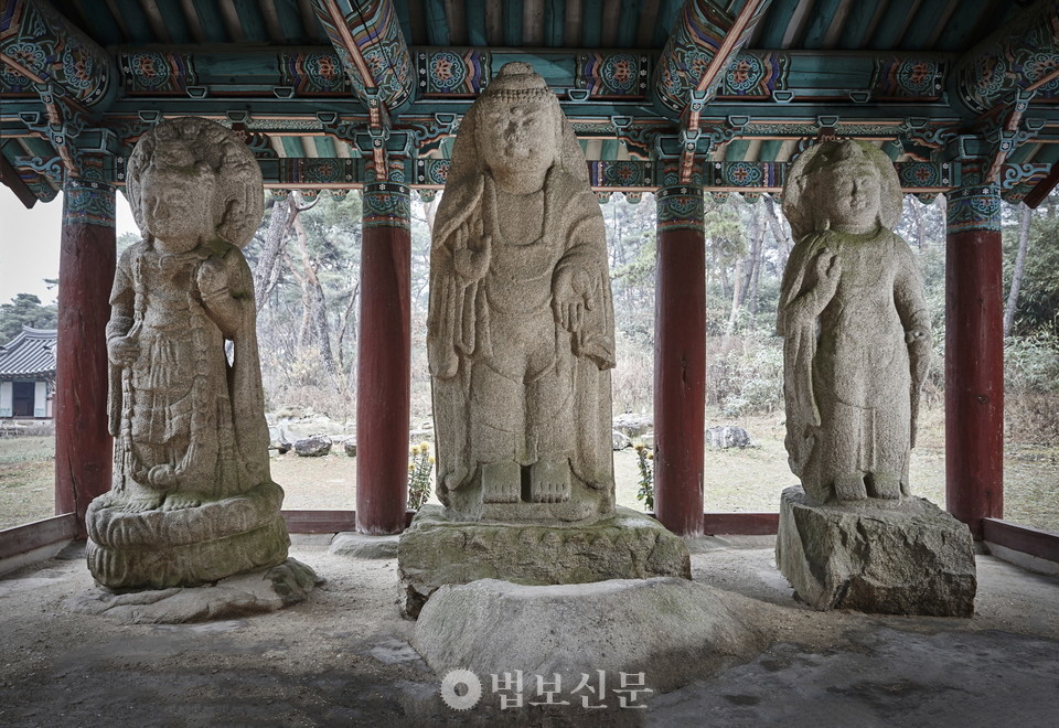 Standing Stone Buddhas at Baedong, Gyeongju