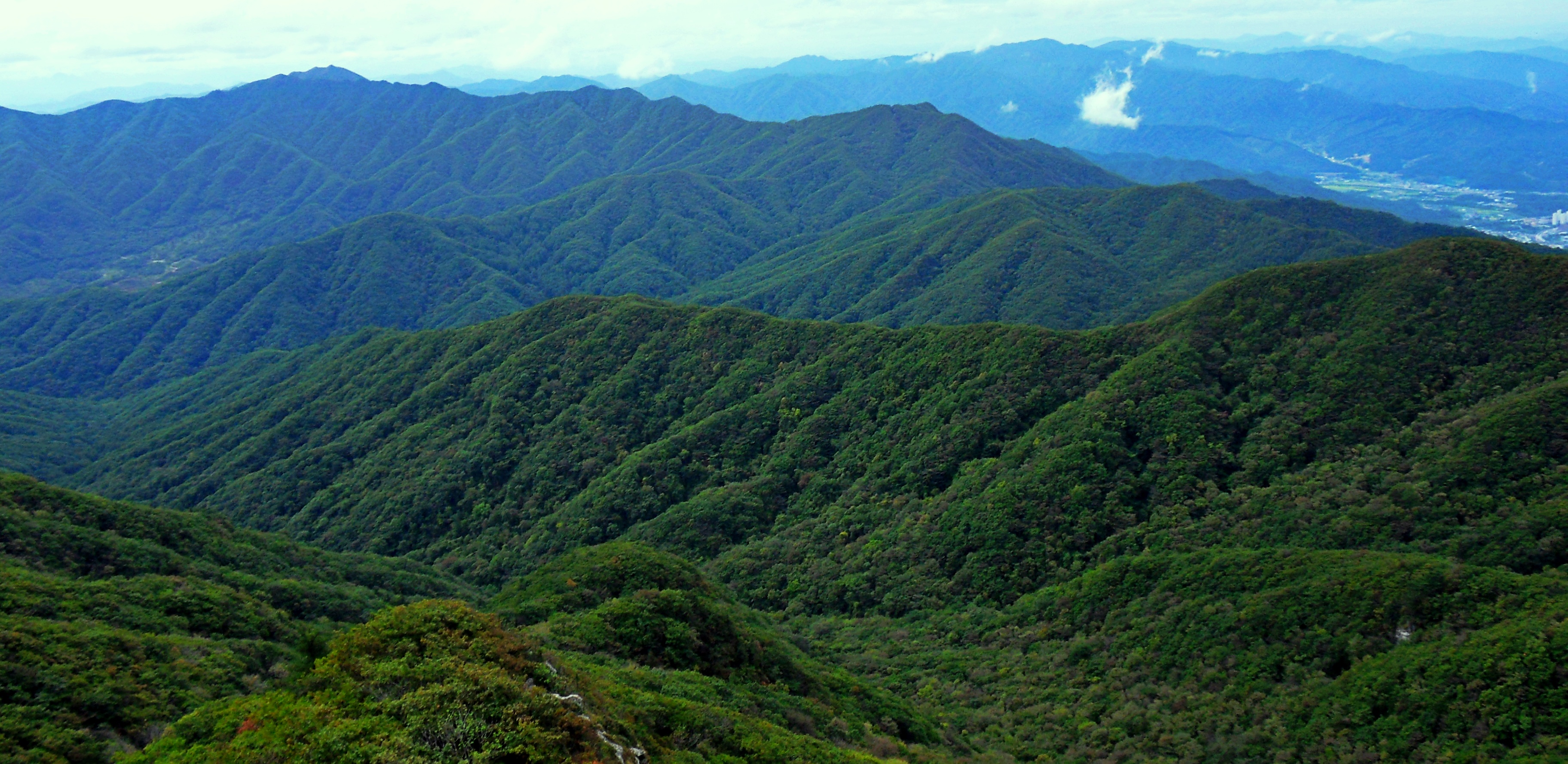 Chiaksan National Park in Wonju: bold ridgelines and deep valleys
