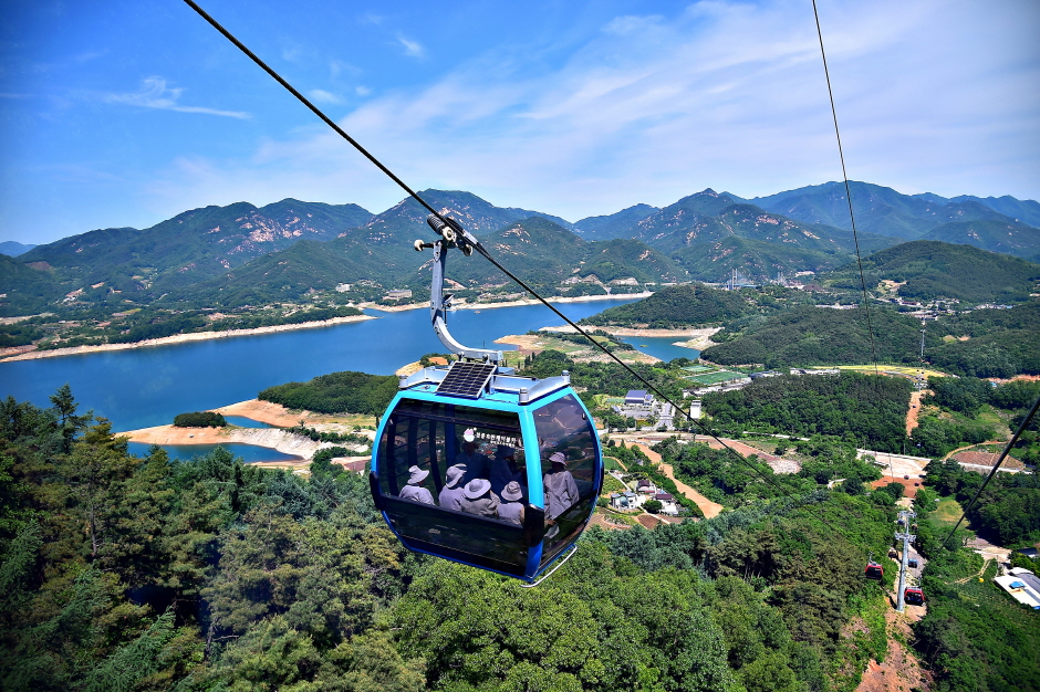 Cheongpung Lake cable car in Jecheon views from Bibongsan