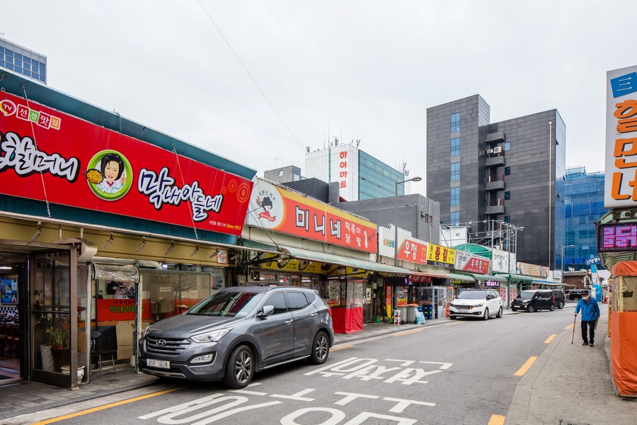 Sindang-dong Tteokbokki Town Alley Bites in Seoul