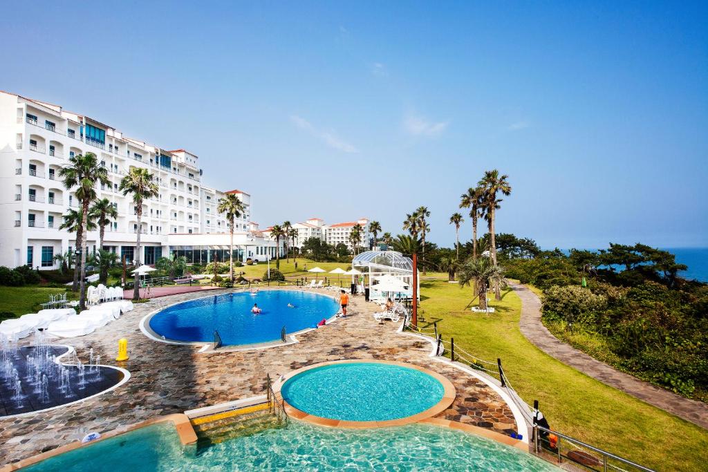 Kumho Resort Jeju stays by the sea cliffs and fields