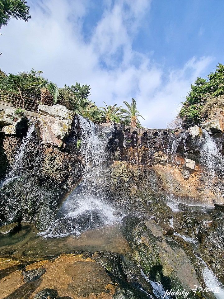 Jeju Sojeongbang Waterfall 벚꽃 단풍