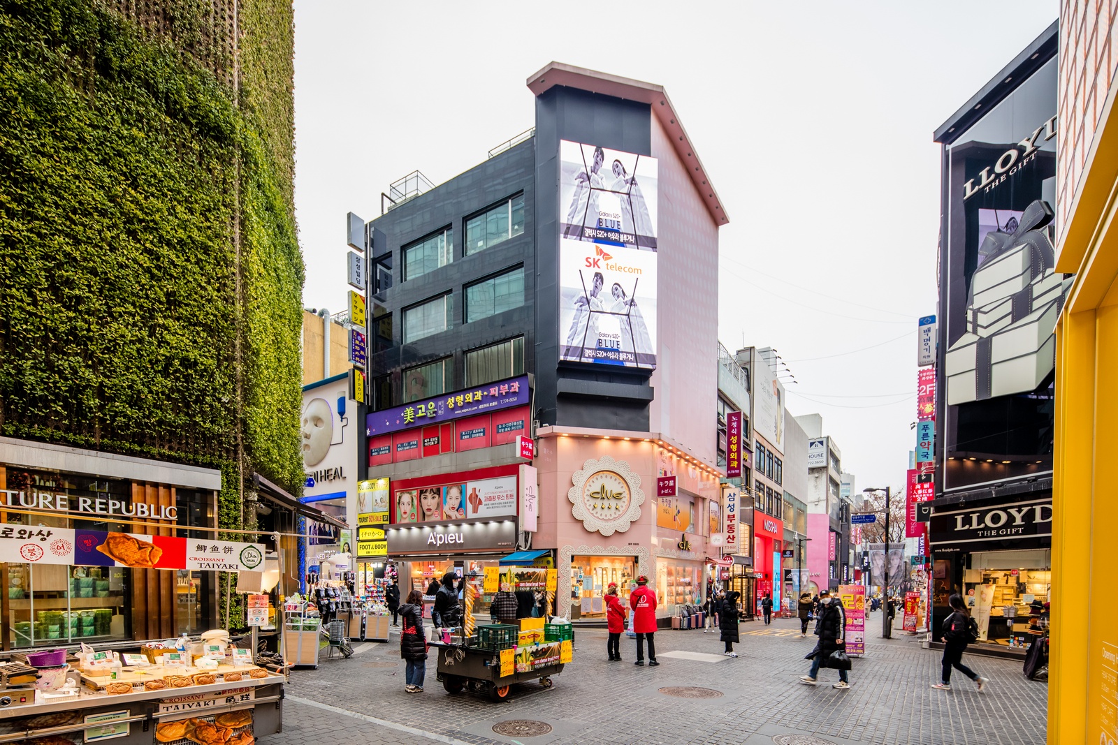 Myeongdong Shopping Streets Feel K-Fashion and Beauty in Seoul