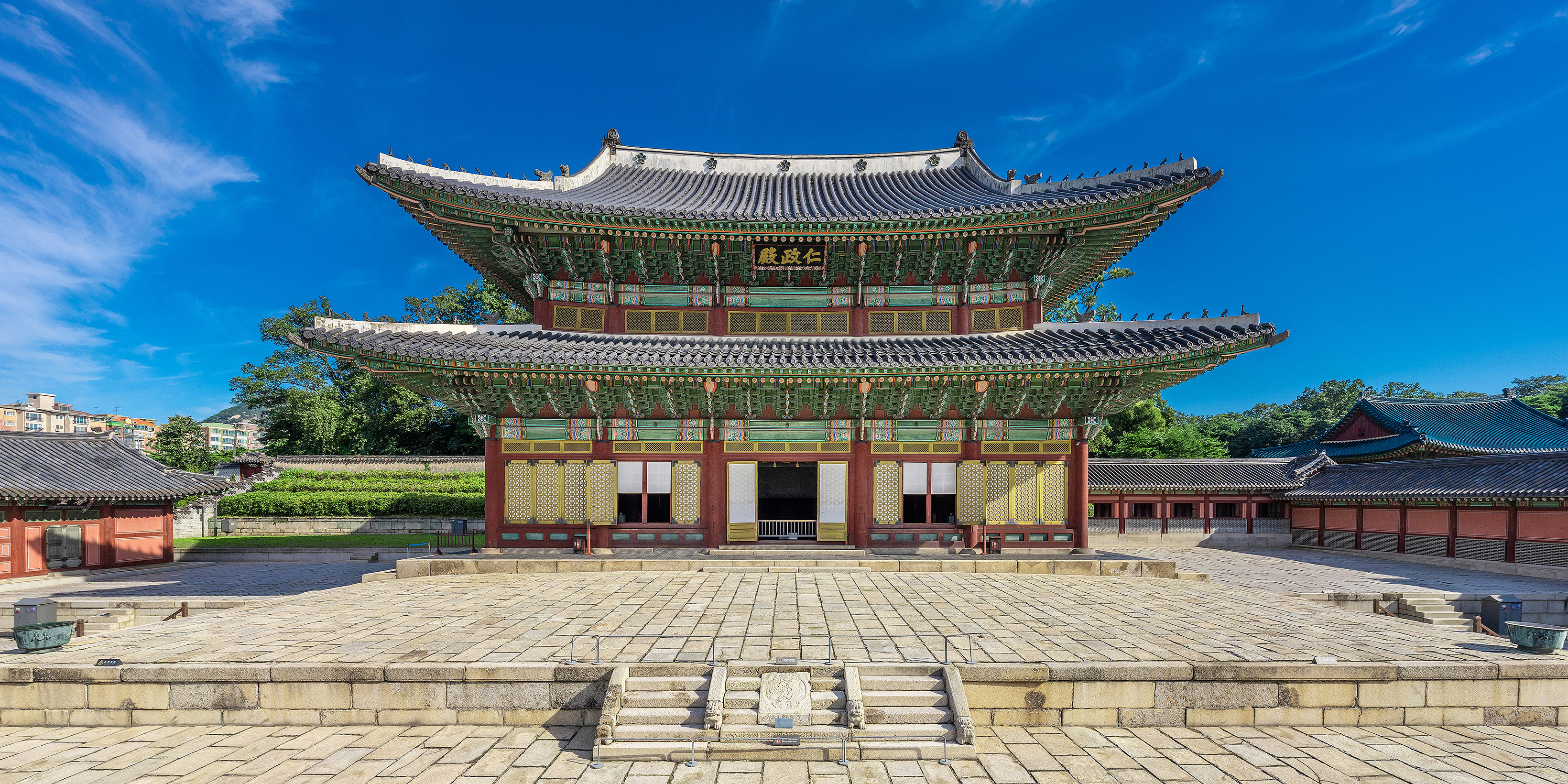 From a Secondary Palace in 1405 to a De Facto Royal Palace for 270 Years — A Route Through Changdeokgung’s Donhwamun, Injeongjeon, and Secret Garden