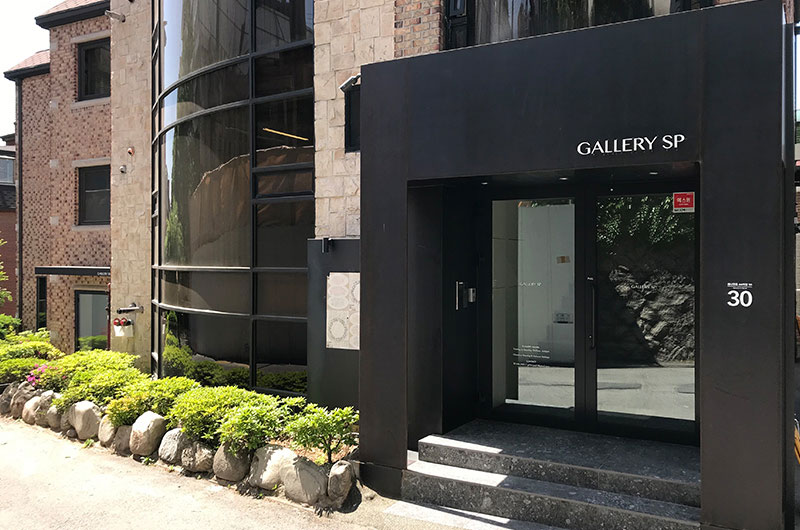 Gallery SP Behind the Hyatt on Namsan, a Gallery That Transformed the Rooms of a Company Residence into Exhibition Spaces