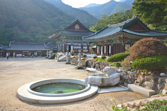 Yongmunsa Temple, a Millennium-Old Temple at the Foot of Yongmunsan Mountain